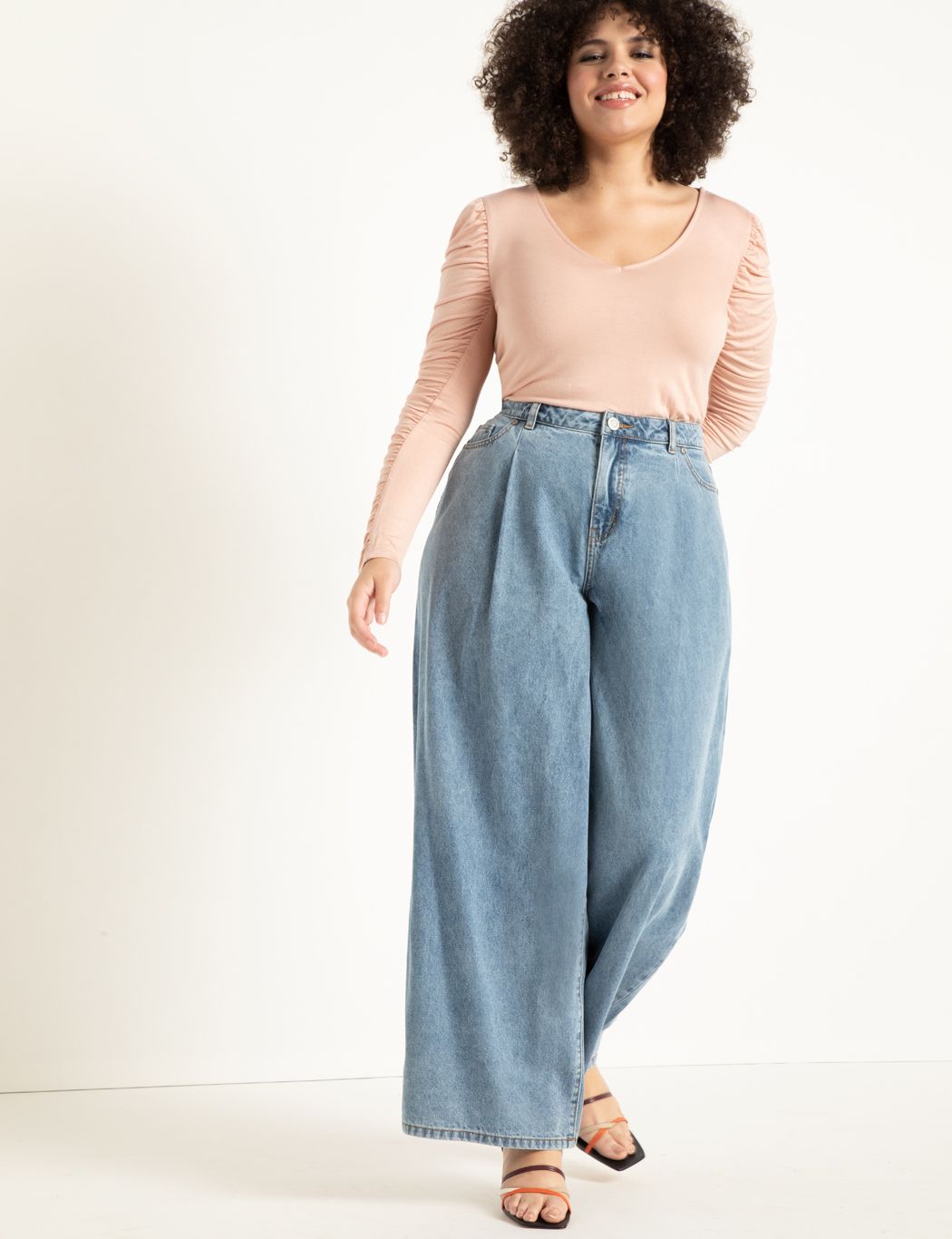 How to style plus-size wide-leg jeans?
