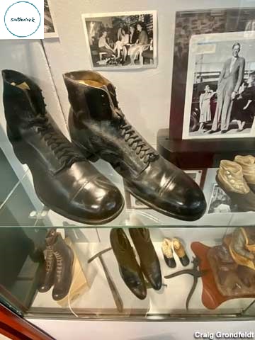 What is Robert Wadlow's shoes size?